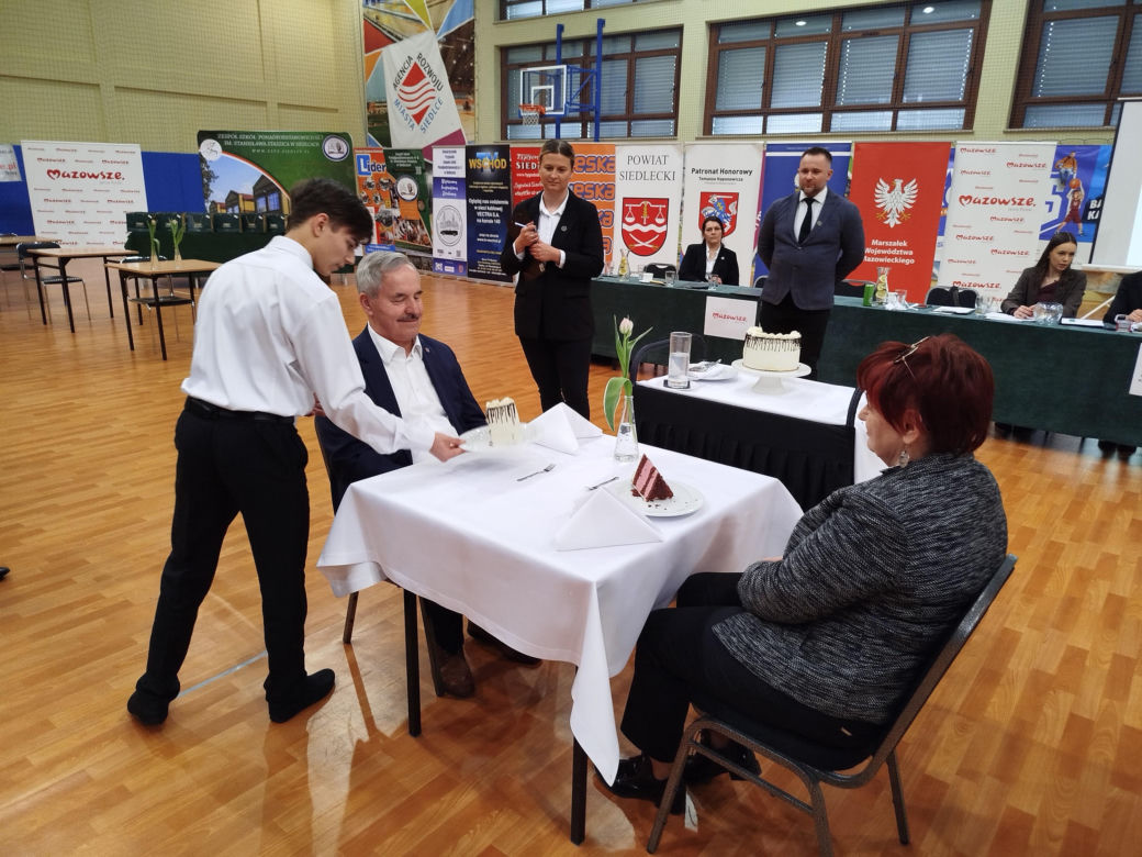 Już po raz ósmy w Siedlcach rywalizowali młodzi kelnerzy z całej Polski