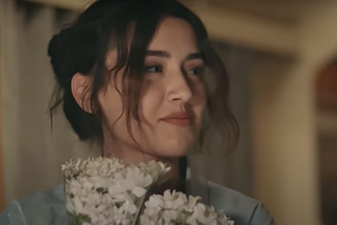 Zeynep otrzyma od Halila duży bukiet kwiatów 