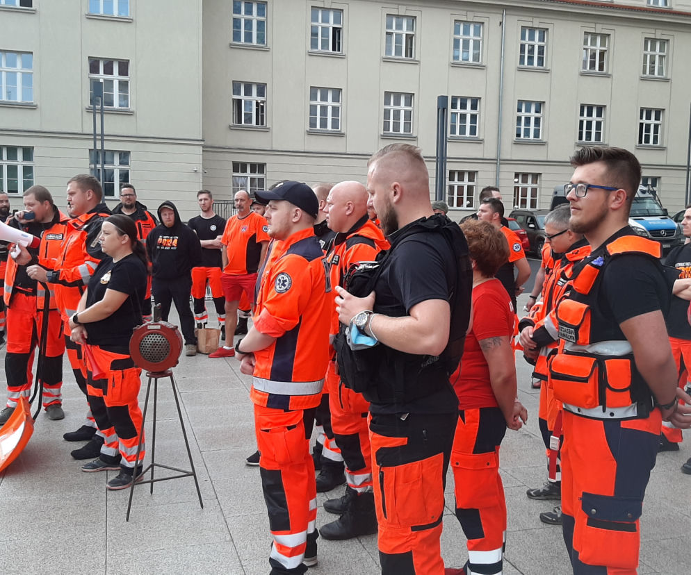 Blisko 70 ratowników medycznych protestowało dziś w Poznaniu