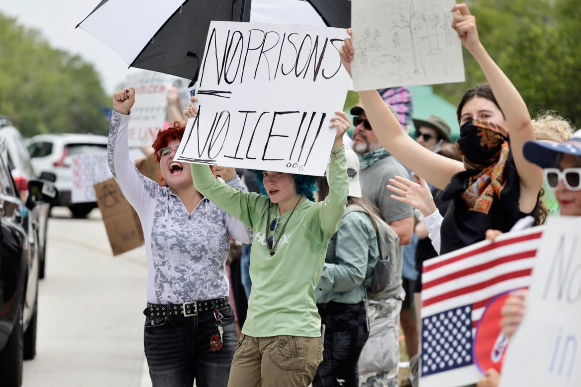 Otwierają "Aligatorowe Alcatraz". Trump zamknie imigrantów na mokradłach pełnych aligatorów i pytonów!