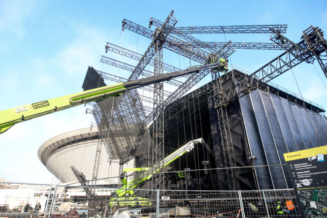 Scena Sylwestra z Dwójką TVP w trakcie budowy