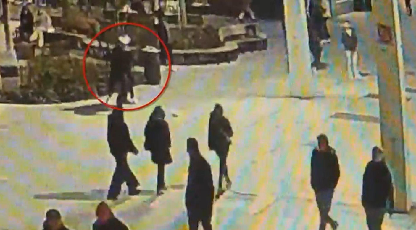 Skatował 20-latka na oczach kamer. Policja pokazała, co stało się w centrum Warszawy