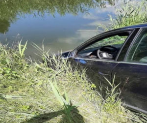 Pisa. Samochód wpadł do rzeki