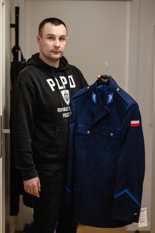 Zatrzymał groźnego przestępcę, przez sąd dostaje połowę pensji. Policjant, żeby żyć, dorabia w Żabce! "Niewyobrażalny skandal"