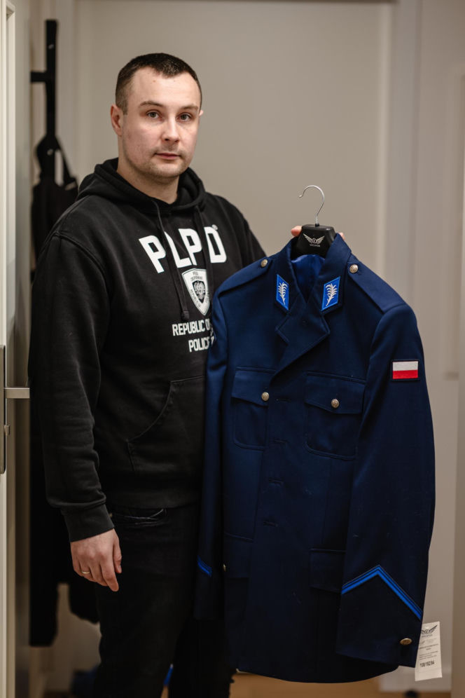 Zatrzymał groźnego przestępcę, przez sąd dostaje połowę pensji. Policjant, żeby żyć, dorabia w Żabce! "Niewyobrażalny skandal"