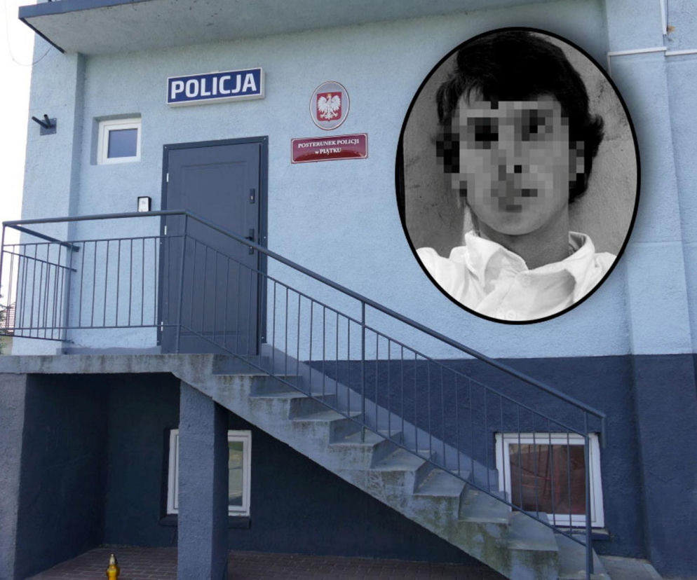 Zewnętrzny widok budynku Posterunku Policji w Piątku z widocznymi schodami prowadzącymi do wejścia. Na niebieskiej fasadzie budynku widnieje napis POLICJA oraz tablica POSTERUNEK POLICJI W PIĄTKU. W prawym górnym rogu, w owalnej ramce, czarno-białe zdjęcie twarzy Marcina K. z zamazanymi oczami. Dowiedz się więcej o tej tragicznej sprawie na naszym portalu.
