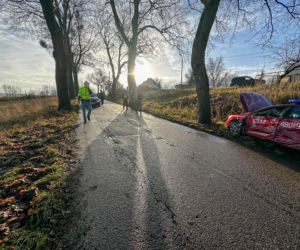 Zajączki. Strażacy nie dotarli na ważną uroczystość z powodu wypadku. Zderzyli się z kierującym ciągnikiem [ZDJĘCIA].