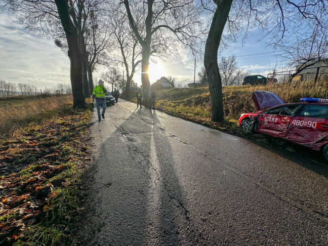 Zajączki. Strażacy nie dotarli na ważną uroczystość z powodu wypadku. Zderzyli się z kierującym ciągnikiem [ZDJĘCIA].