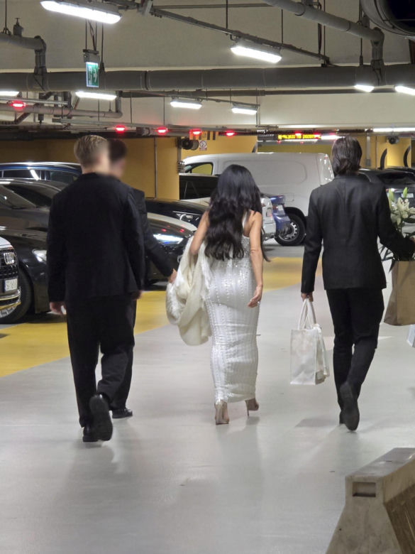 Justyna Steczkowska przemyka po parkingu w otoczeniu ochroniarzy