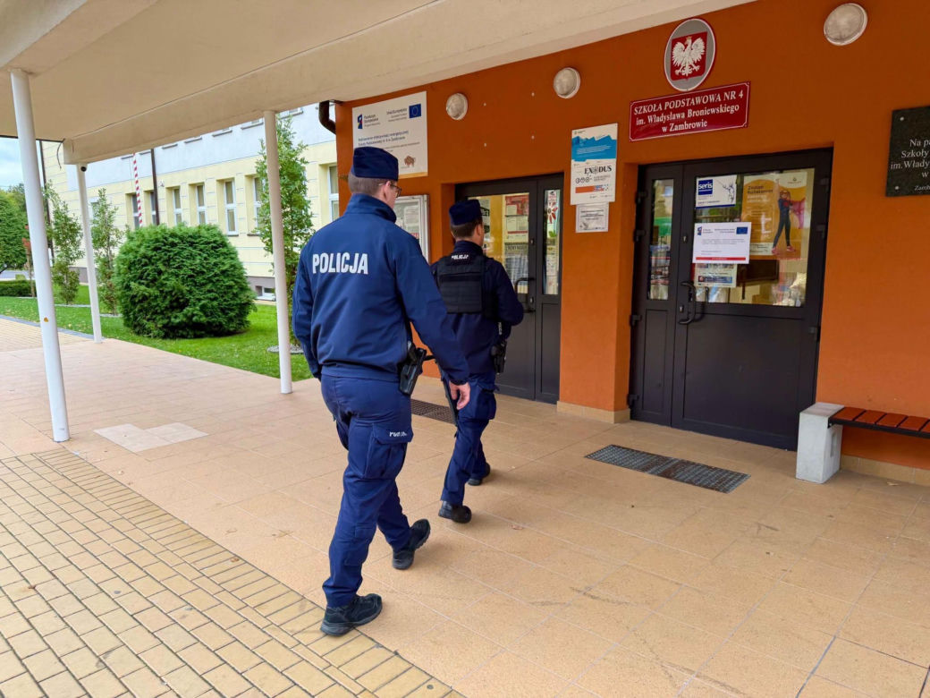 Radiowozy przed szkołami w Podlaskiem. Policja uspokaja rodziców i uczniów