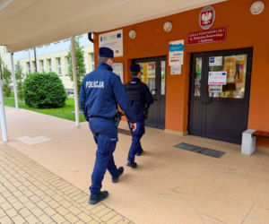 Radiowozy przed szkołami w Podlaskiem. Policja uspokaja rodziców i uczniów