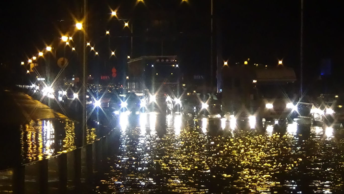 Burza w Warszawie. Wisłostrada zalana w obu kierunkach