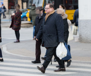 Ukryl żonę, robi za nianię