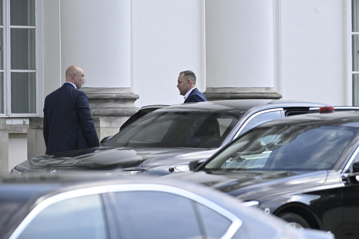 Karol Nawrocki który odbiera Kasię ze szkoły.
