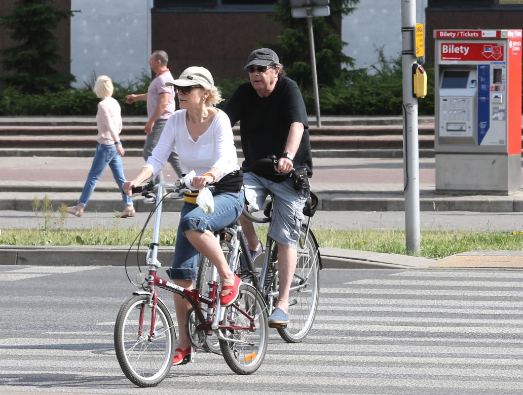 JANUSZ GAJOS NA ROWERZE Z ŻONĄ_1PUBL