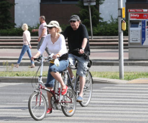 JANUSZ GAJOS NA ROWERZE Z ŻONĄ_1PUBL