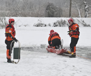 Gdy załamie się lód. Co robić, by uratować siebie lub kogoś, gdy wpadnie do wody?