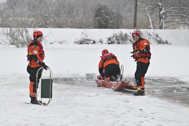 Gdy załamie się lód. Co robić, by uratować siebie lub kogoś, gdy wpadnie do wody?
