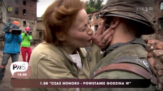 Pytanie na śniadanie na planie 7 sezonu Czasu honoru. Magdalena Różczka, Maciej Zakościelny