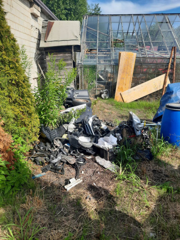  Ukradli mitsubishi z Niemiec, ukrywali je na posesji w Radzyminie. Grupa „Skorpion” zatrzymała złodziei auta
