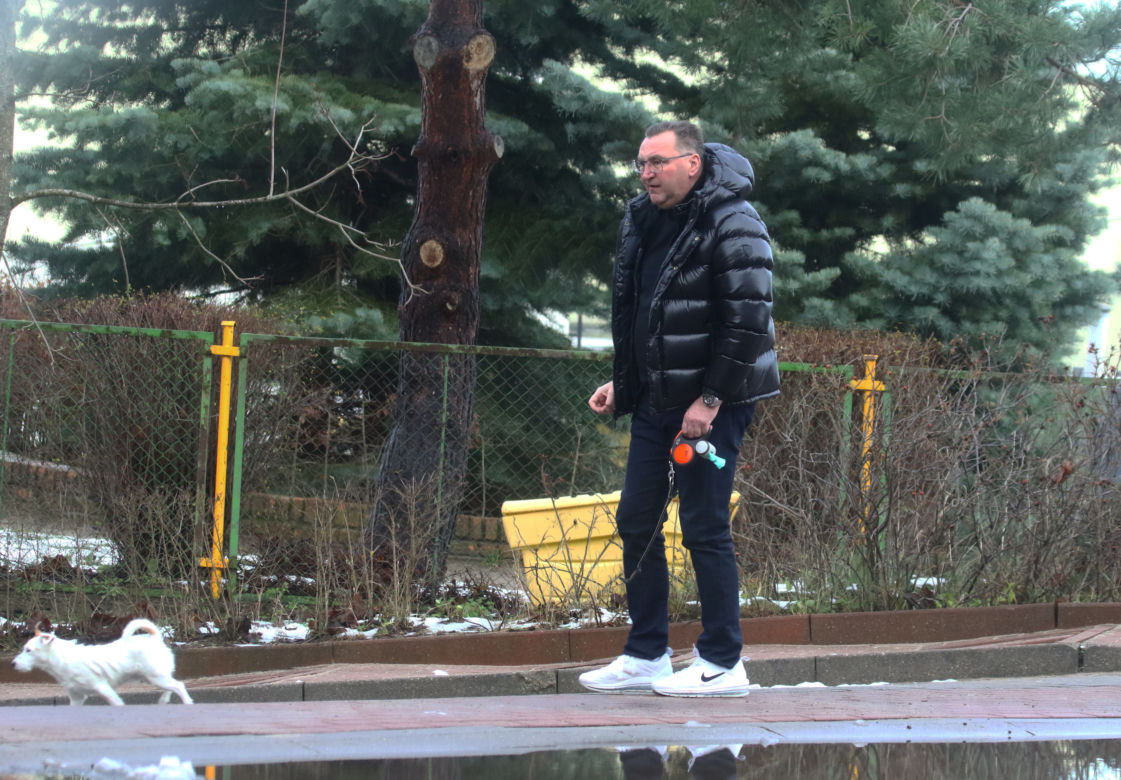 Czesław Michniewicza przegląda szalenie drogie auta. Został przyłapany w wielkiej furze, ale zakupy musi taszczyć