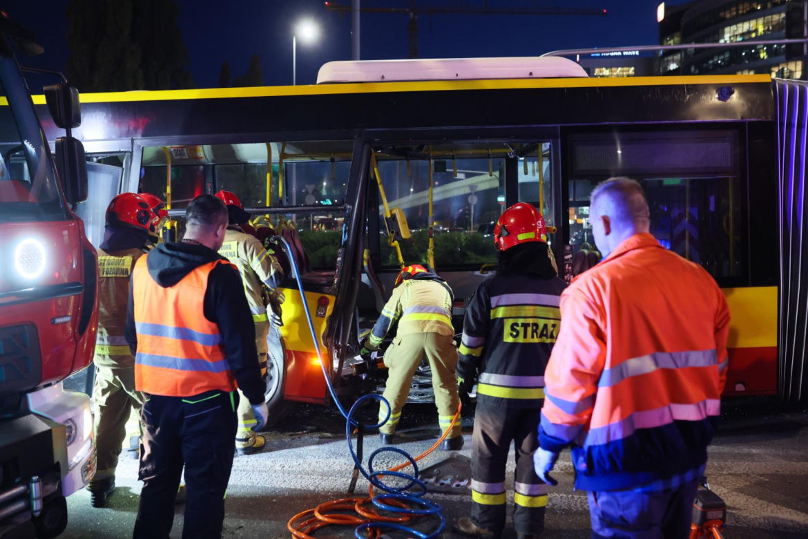 Wypadek z udziałem autobusu i ciężarówki w Warszawie (23.10.2025)