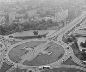 Widok z lotu ptaka na rondo gen. Ziętka. Widoczny Pomnik Powstańców Śląskich. Z prawej al. Korfantego i hotel Katowice 1989