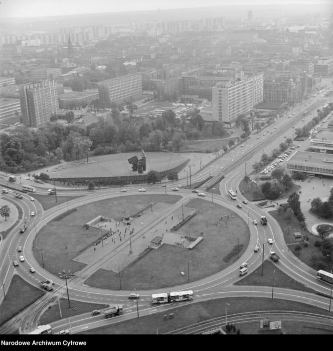 Widok z lotu ptaka na rondo gen. Ziętka. Widoczny Pomnik Powstańców Śląskich. Z prawej al. Korfantego i hotel Katowice.