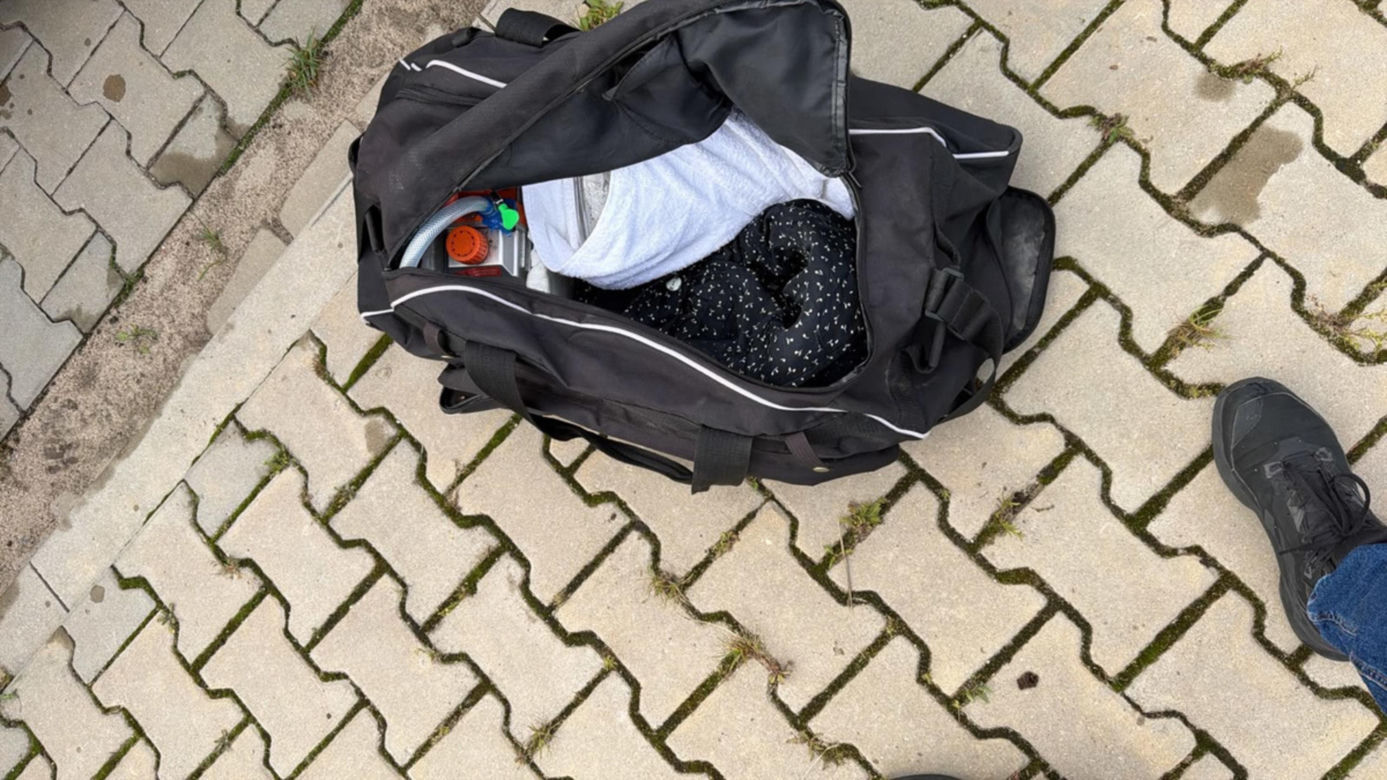 "Gotowali" narkotyk zombie tuż pod nosem sąsiadów. Uzbrojeni po zęby policjanci weszli do bloku w Warszawie