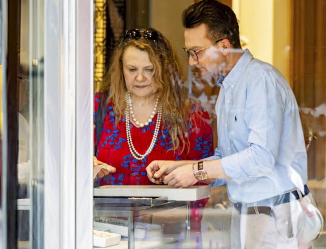 Posłanka Piekarska z Adrianem Witczakiem kupowali bransoletkę