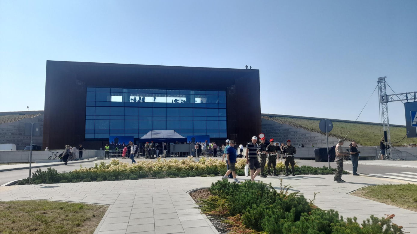 Muzeum Bitwy Warszawskiej. Pierwsze zdjęcia ze środka