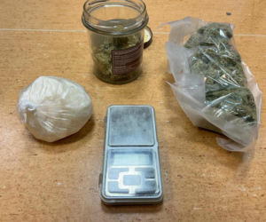 Pokaźny arsenał narkotyków w mieszkaniu. 31-latek z Warszawy ma poważne kłopoty