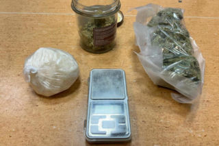 Pokaźny arsenał narkotyków w mieszkaniu. 31-latek z Warszawy ma poważne kłopoty