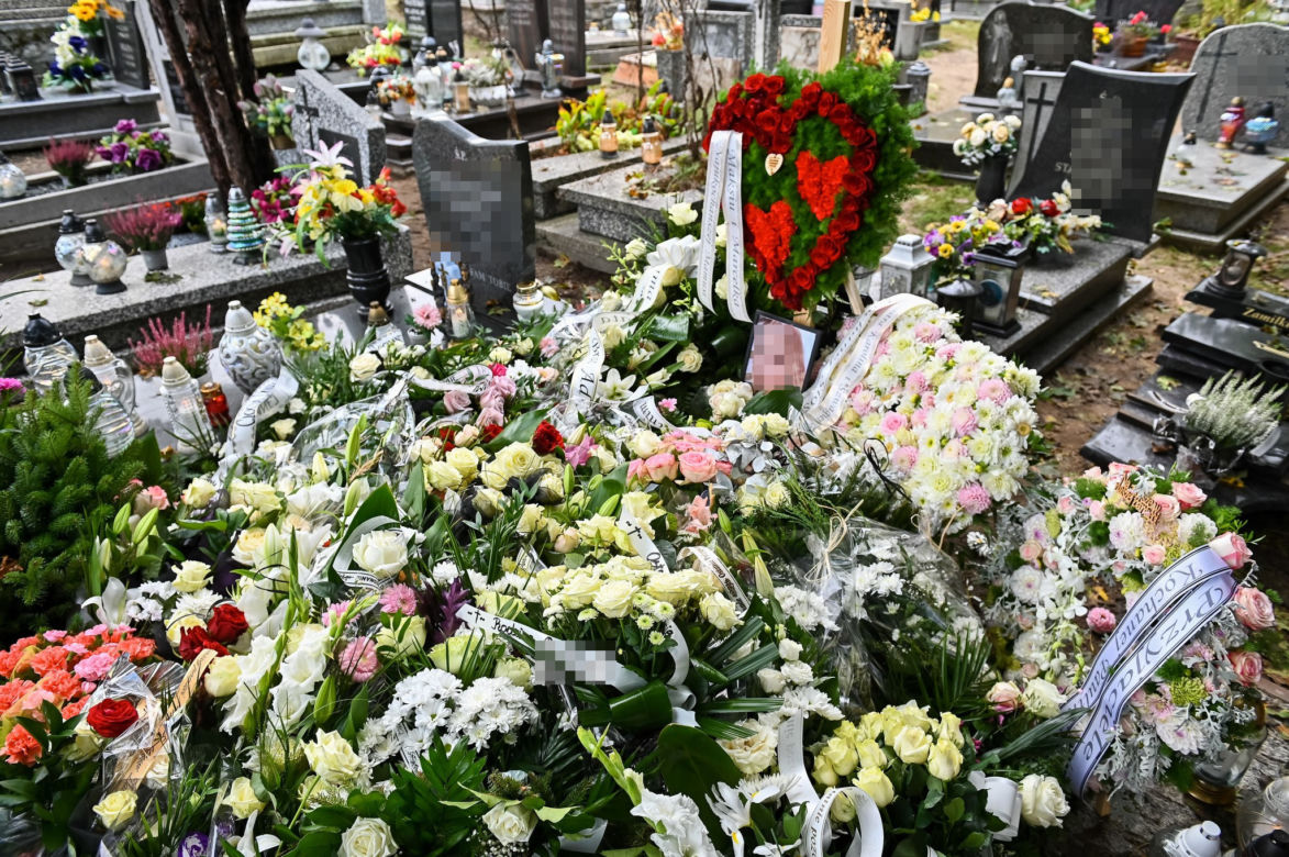 Kolbudy. Grób Pauliny tonie w morzu kwiatów [ZDJĘCIA]
