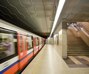 Stacja metra Pole Mokotowskie zmieni nazwę? SGH walczy i publikuje petycje