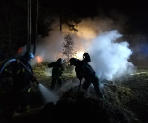 Sokólscy policjanci zatrzymali 50-latka podejrzanego o podpalenie 70 bel słomy na terenie gminy Suchowola