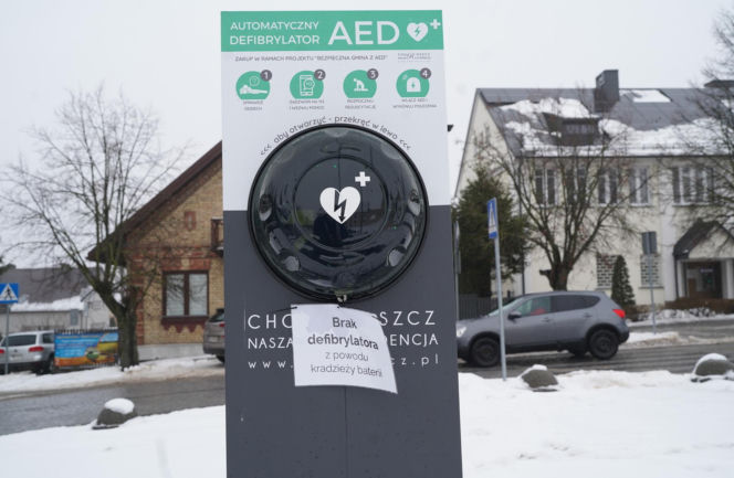 Duchowny zmarł, bo ktoś ukradł baterie do defibrylatora