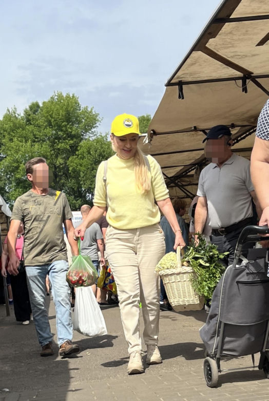 Europosłanka Wcisło buszuje na bazarku.