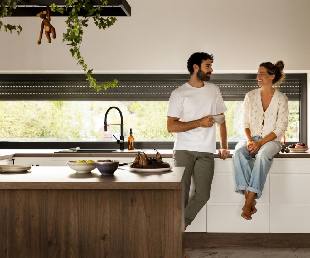 Okna, które pracują dla domu. Jak nowoczesne systemy okienne zmieniają komfort życia?