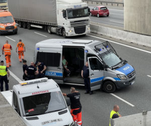 Poważny wypadek na S8. BMW rozpruło się o naczepę ciężarówki