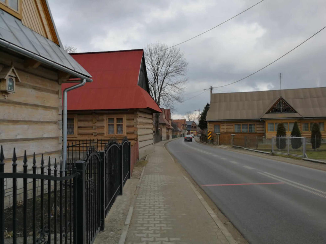 Ta małopolska wieś to żywy skansen. Kilkuset letnie chałupy wciąż zamieszkują mieszkańcy