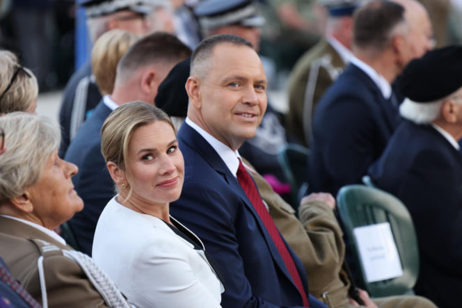 Prezydent RP Karol Nawrocki i pierwsza dama Marta Nawrocka podczas polowej mszy świętej na Polskim Cmentarzu Wojennym pod Monte Cassino