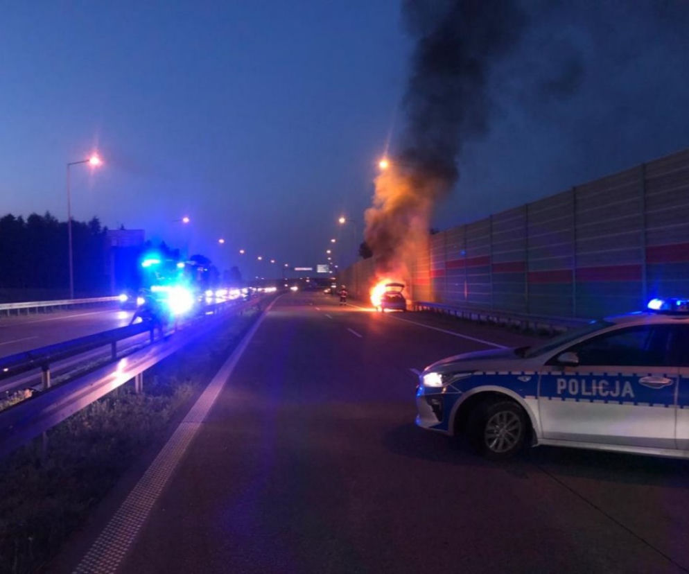Samochód płonął na S8. Narażając swoje życie, pomógł uwiezionej w aucie rodzinie