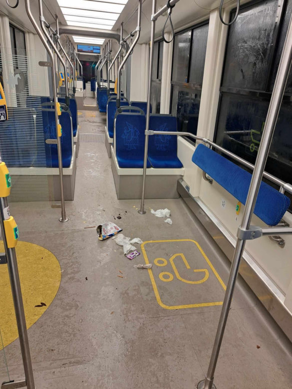 Mama małego dziecka zostawiła taki syf w tramwaju. Posprzątać musiał motorniczy
