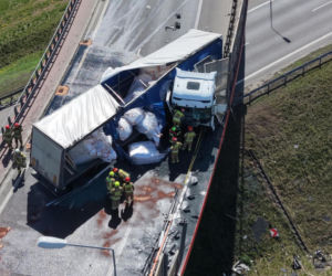 Wypadek na węźle Konotopa. Kierowca uwięziony w cieżąrówce