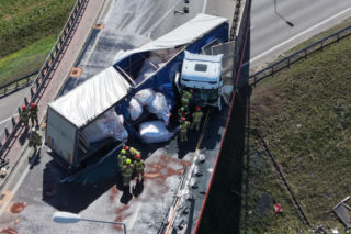 Wypadek na węźle Konotopa. Kierowca uwięziony w cieżąrówce