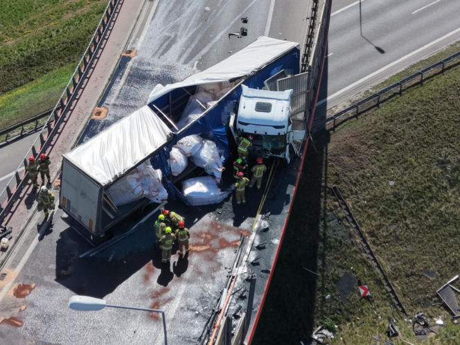 Wypadek na węźle Konotopa. Kierowca uwięziony w cieżąrówce