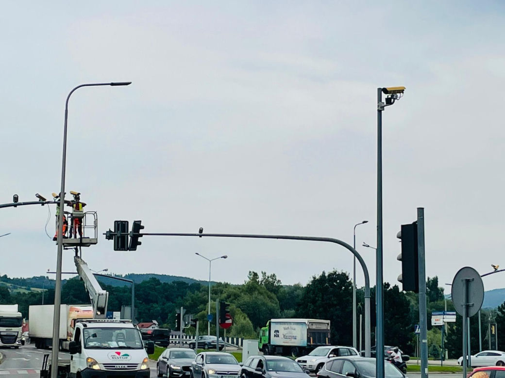 Montaż kamer systemu Red Light na Rondzie Solidarności w Nowym Sączu