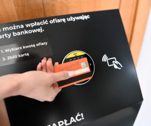 W kościele w Sobieszewie stanął pierwszy w Polsce datkomat