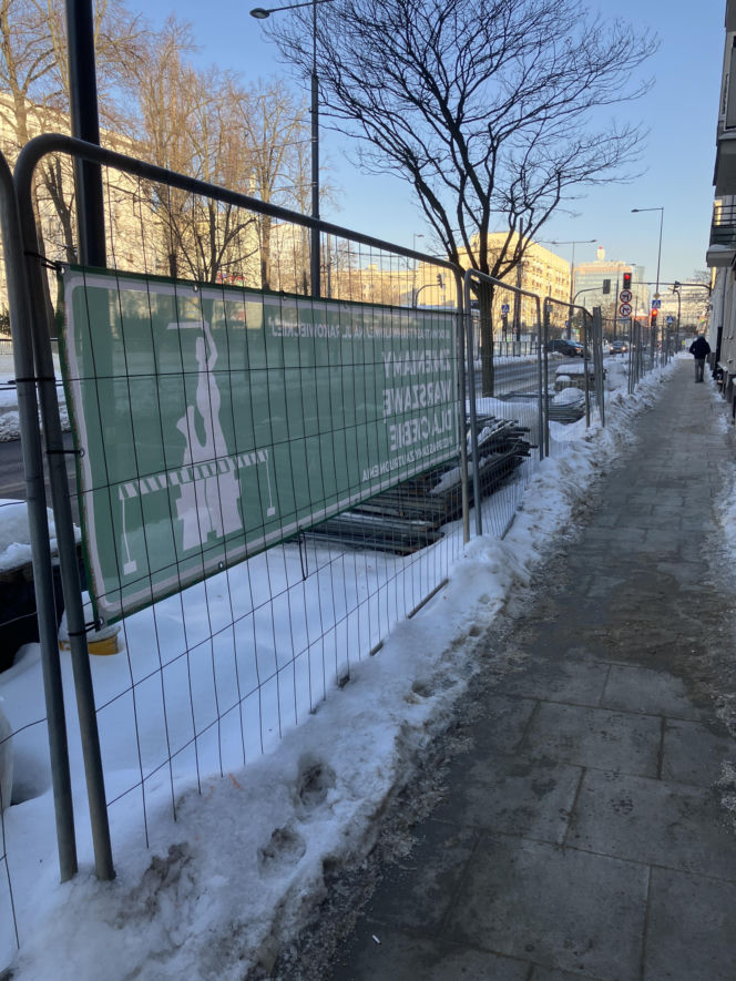 Tramwaj wzdłuż ul. Rakowieckiej w Warszawie w styczniu 2026